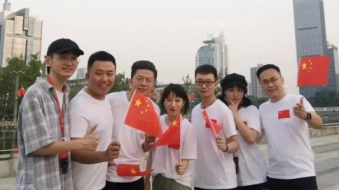 献礼祖国——重庆青年创业者高歌《我和我的祖国》