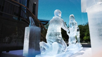 奥克斯夏日冰雕艺术展：“消逝的记忆”，爱还在