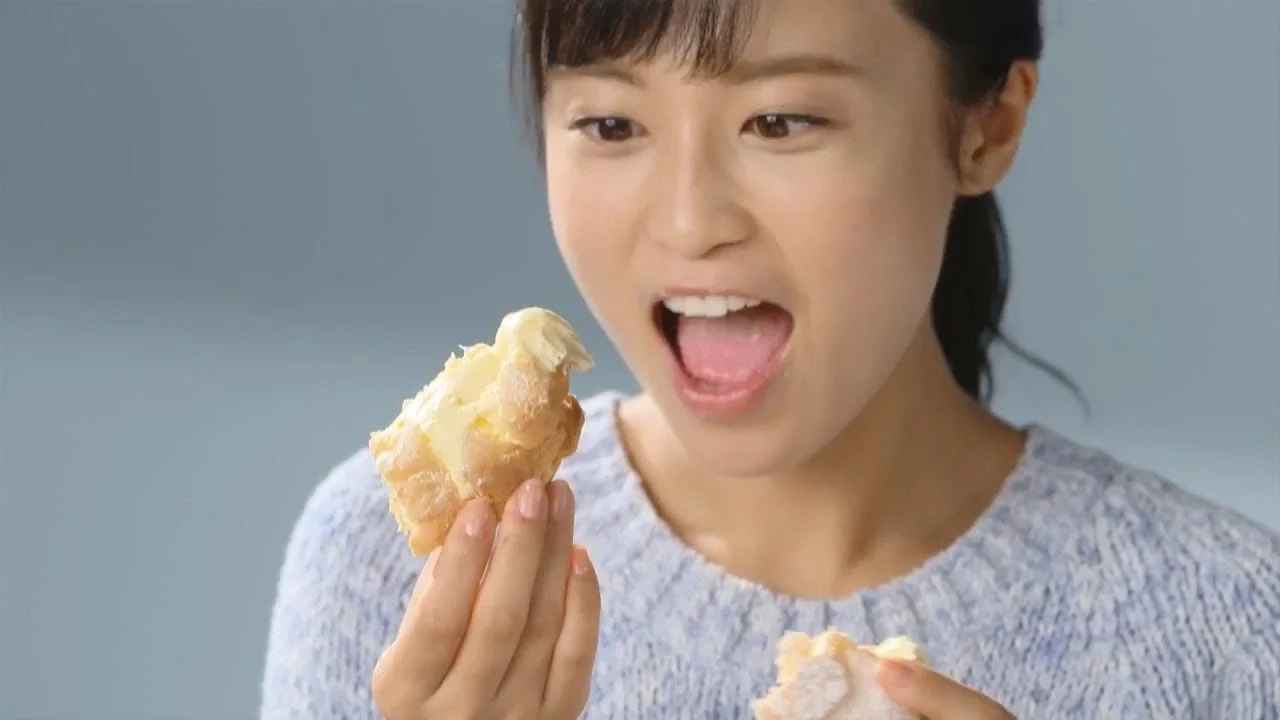【日本CM】小島瑠璃子面對日式泡芙吃到停不了大滿足