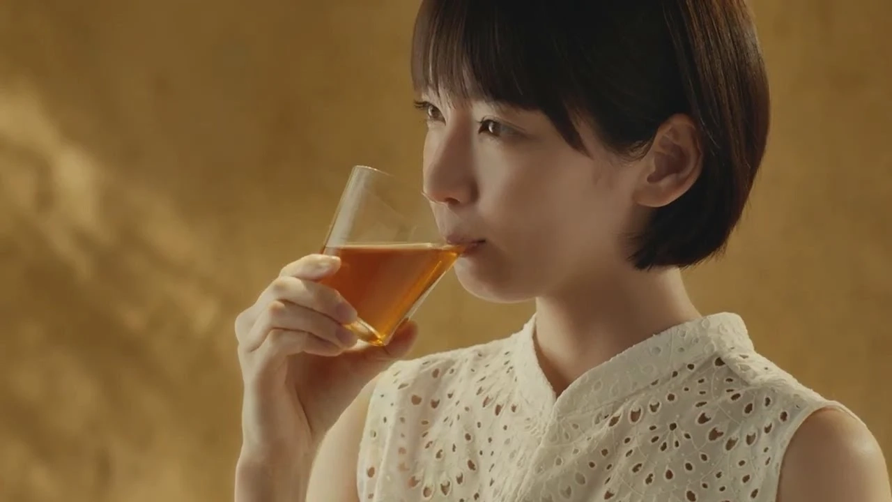 【日本CM】吉岡里帆以古典美帶出綾鷹新推出焙茶的吸引味道
