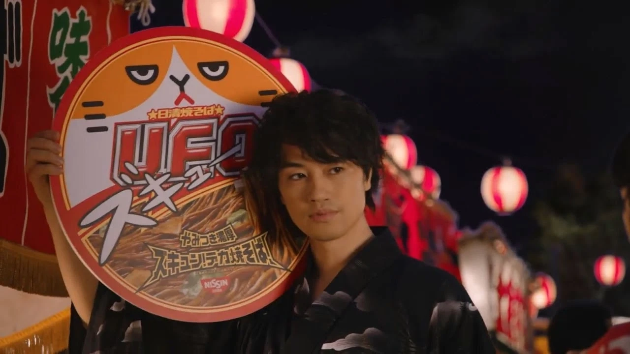 【日本CM】齋藤工送上巨型金魚棉花糖炒麵讓桐谷美玲傾倒