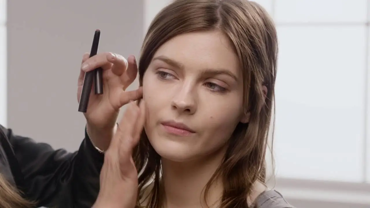 Burberry Make-up Tutorial - How to do a Smokey Eye Look with Glitter Accents