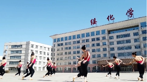 一群畢業(yè)生的呈現