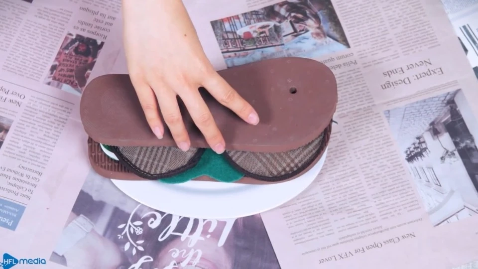 坚强的小哥哥靠自己填饱肚子