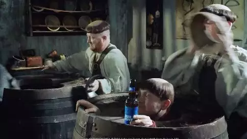 百威淡啤另类的广告《中世纪的理发师》，你看懂了吗？