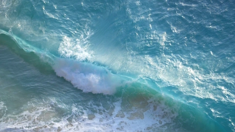 从航拍的角度体会大海的波涛与湛蓝