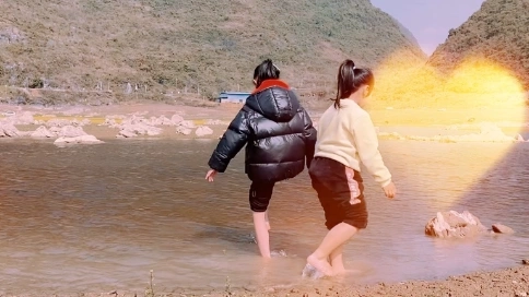 小孩快樂游玩