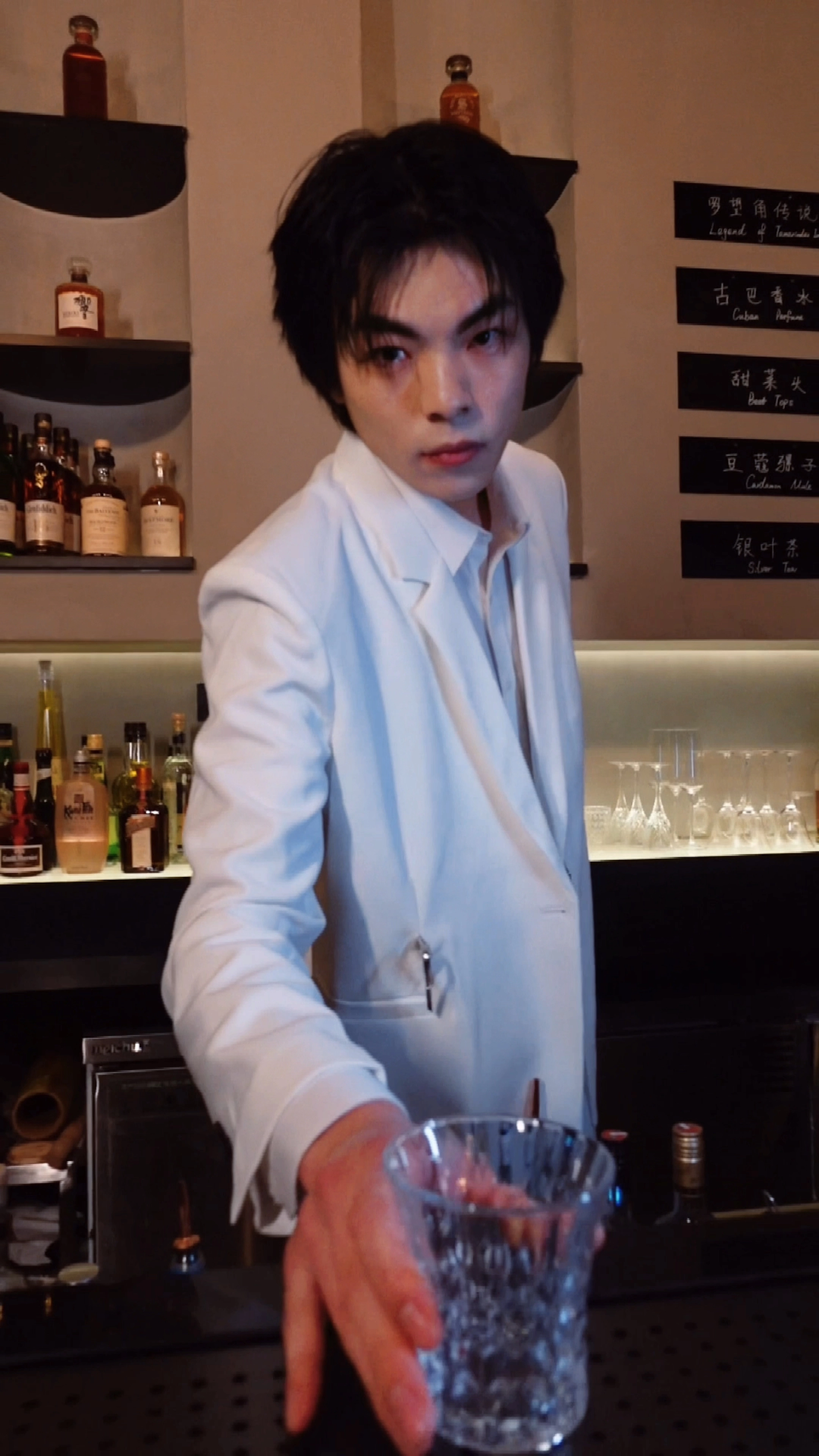 调酒变装搞笑类视频