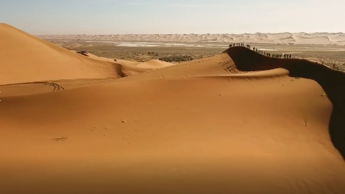 每一次的沙漠挑战，都吸引了很多人的参与，他们行走在一望无际的沙漠中，感受大自然的力量