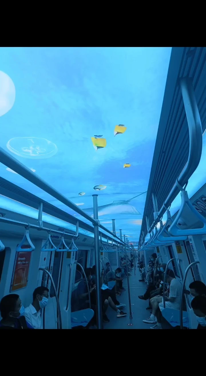 今天的地鐵是從宮崎駿故事里開出來的哦