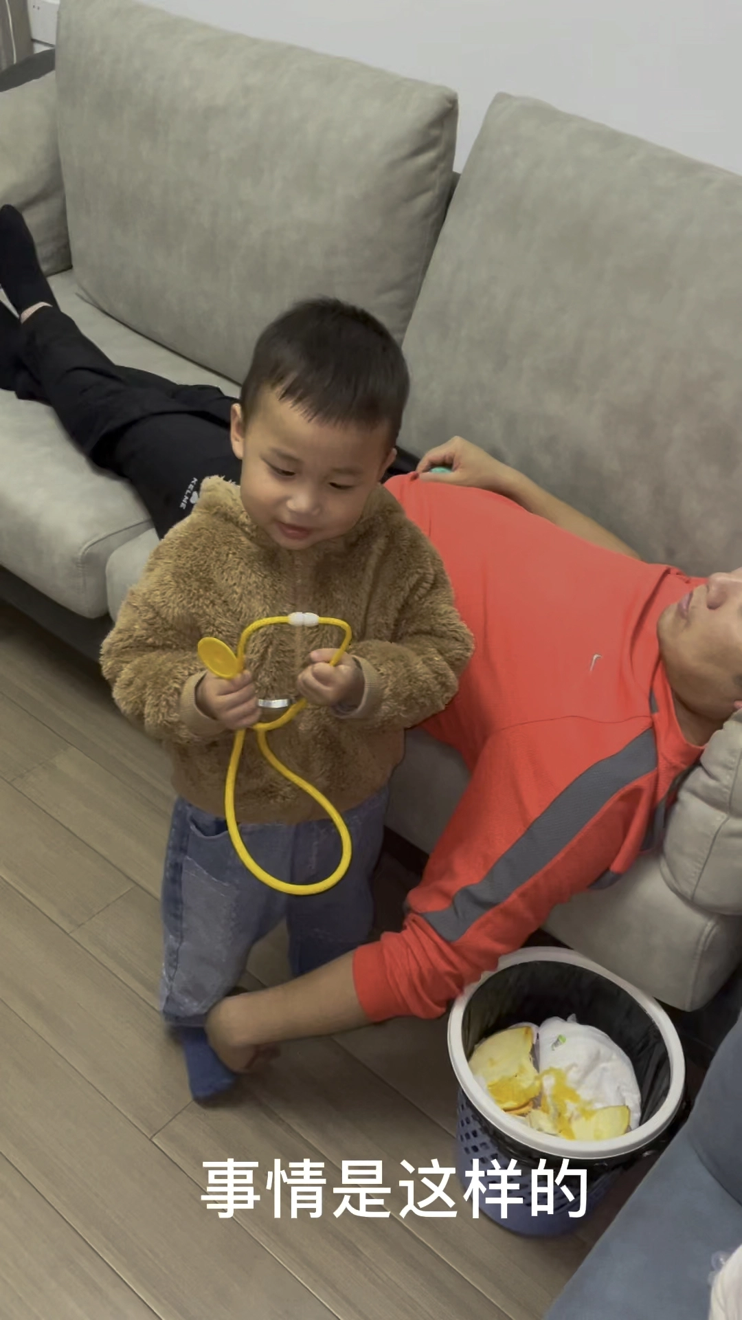 兩周歲的孩子對爸爸進行急救