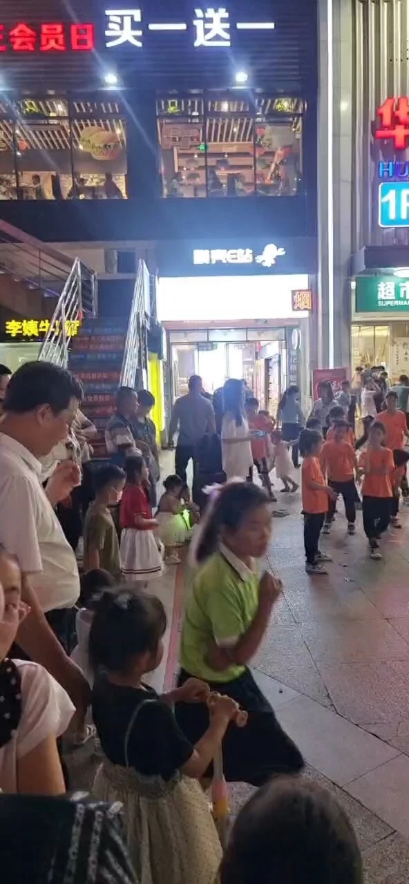 小朋友跳舞