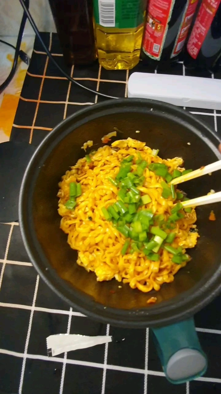 假如天公不作美的話，唯有炒面配生活