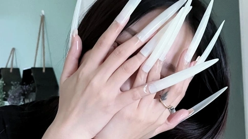 這指甲誰看誰上頭