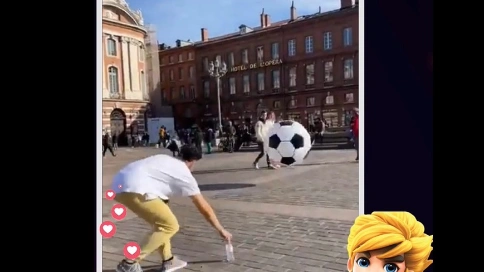 PG《麻将胡了2》在法国街上拿超大足球测试路人电子足球游戏准度！