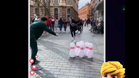 PG团队在法国街上试路人用电子足球游戏踢倒保龄球准度《麻将胡了2》！