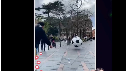 BB《糖果传奇》在法国街上拿超大足球测试路人电子足球游戏准度！
