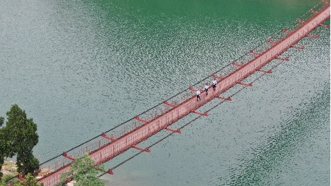 航拍山水蒼鷺