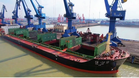 5万吨散货船码头卸货航拍
