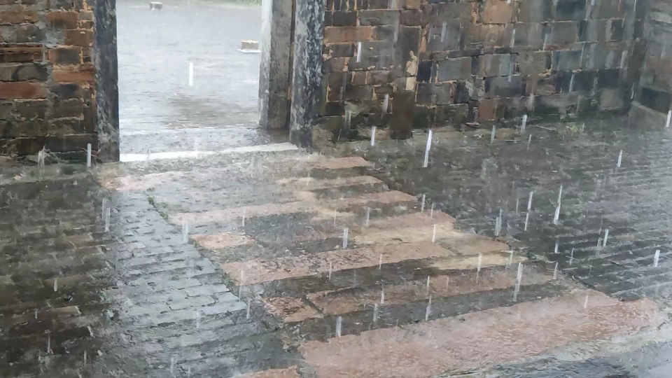 雨中老宅