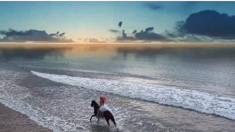 海边骑马看日出