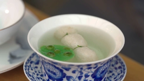 吉星伴月赤黄鸡