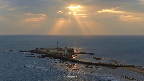 夜航燈標(biāo)：城市邊緣的永恒守望
