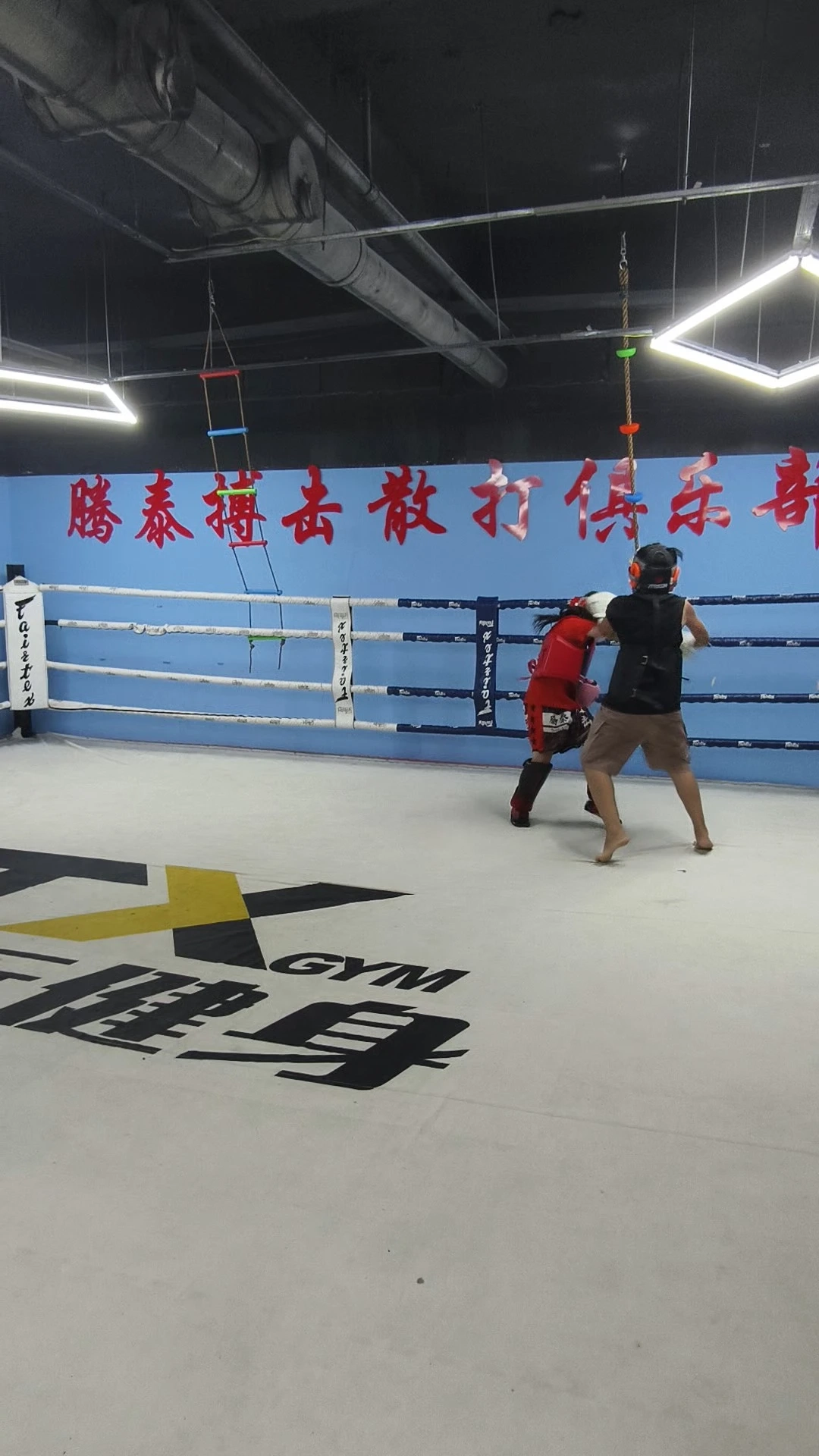 以小博大.新乡女孩子对抗比自己大三岁初中