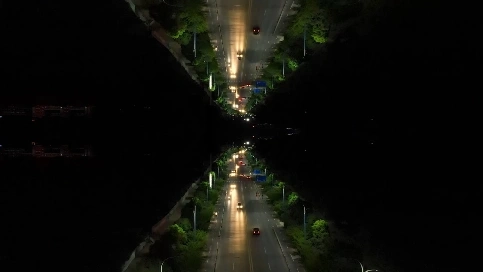 小城市的夜里，一樣憧憬著未來