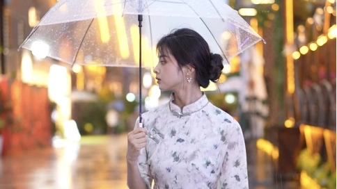 旗袍人物街拍服裝下雨天打傘雨中漫步產品短視頻