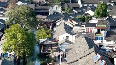 江南水乡新市古镇蓝天白云