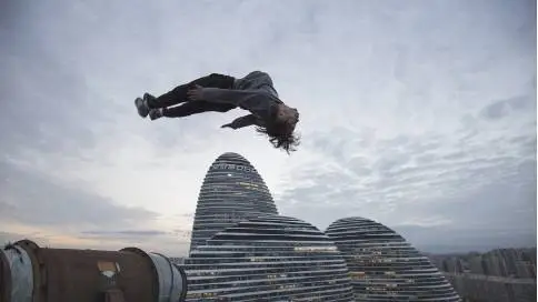 用脚飞翔：256米高空生死冲刺！心跳与疯狂的共鸣。
