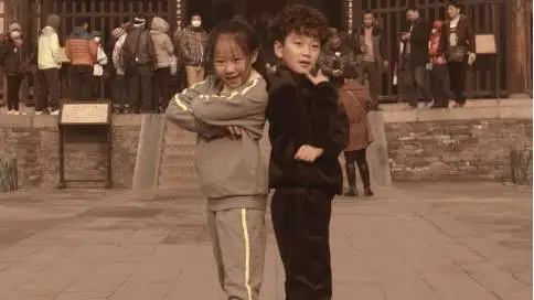 两小无猜的男孩女孩，用街舞让古城焕发新生